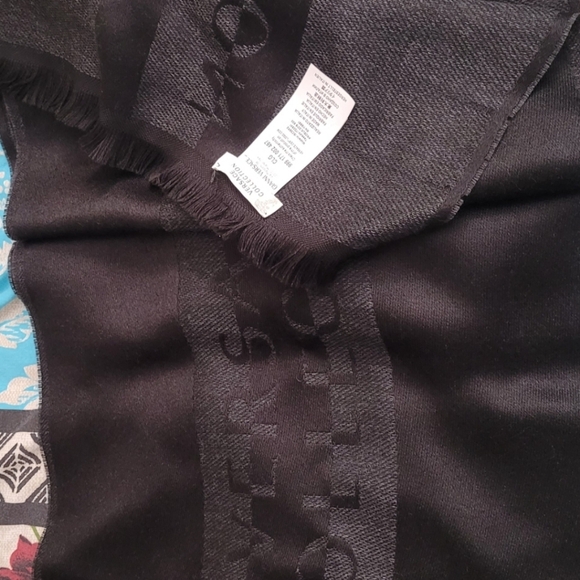 Versace Black Logo Scarf - Picture 5 of 7